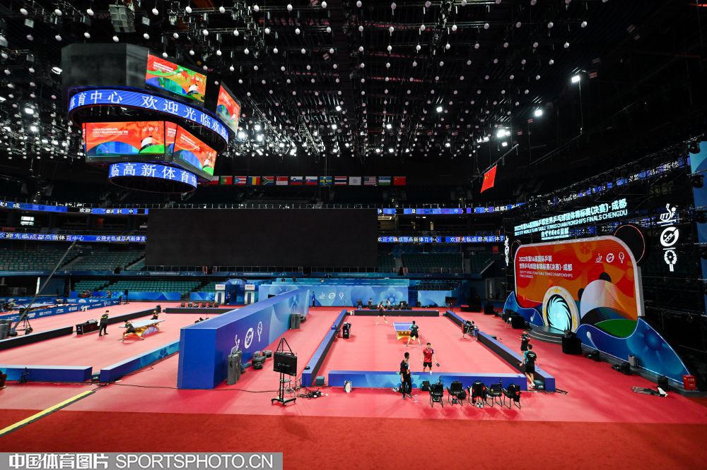 输掉国家德比后，河床球员萨拉斯用拳击打场内拍照的一名人员