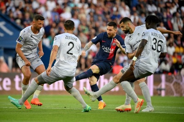 凯恩已在德甲10次完成帽子戏法，为该联赛历史第5多